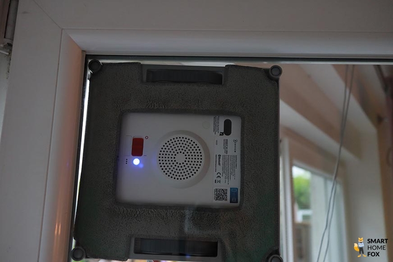 Der Ecovacs Winbot W1 Pro reinigt in einer Ecke